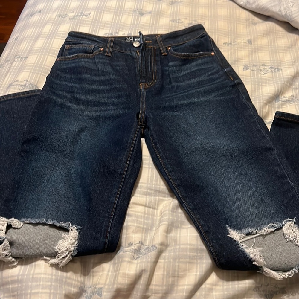 No boundaries high rise dark wash intentionally distressed blue jeans Sz 5